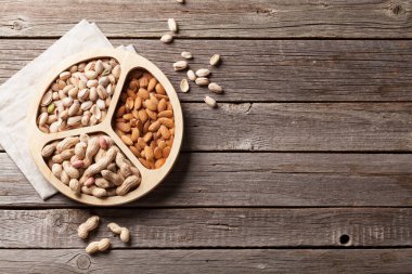 ahşap masa üzerinde çeşitli fındık