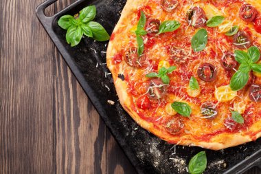 Pizza domates, mozzarella ve fesleğen ile