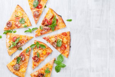 Pizza domates, mozzarella ve fesleğen ile