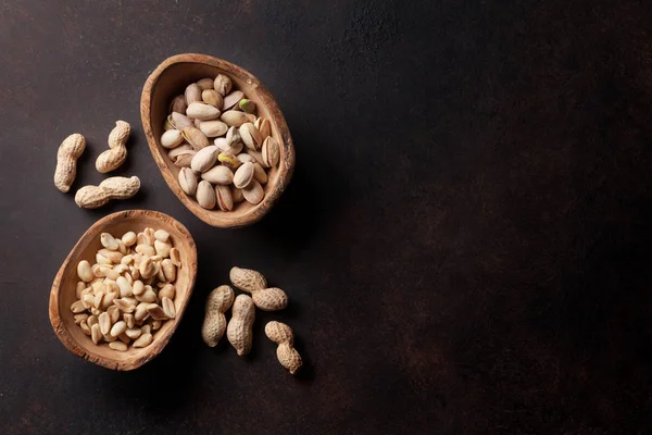 Cacahuètes et pistaches dans des bols — Photo