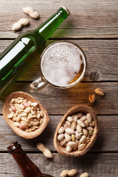 Bierkrug und Snacks — Stockfoto