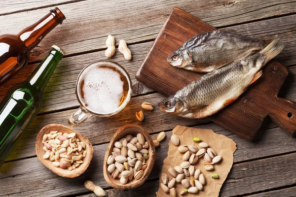 맥주잔, 너트, 칩과 물고기 — 스톡 사진