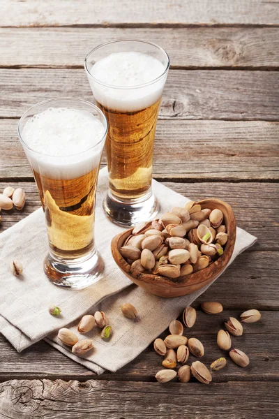 Lager vasos de cerveza y bocadillos — Foto de Stock