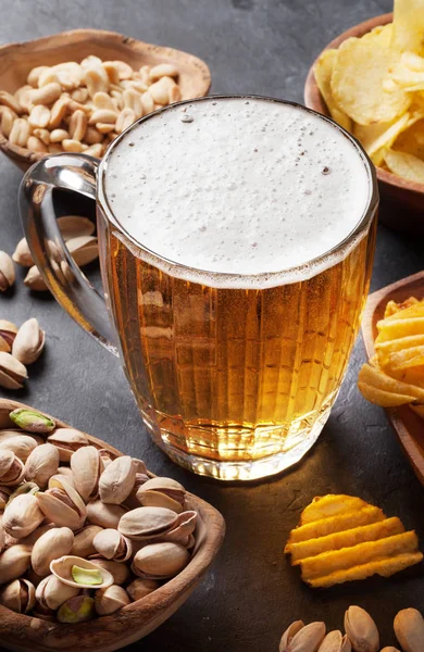 Korsó világos sör és snack — Stock Fotó
