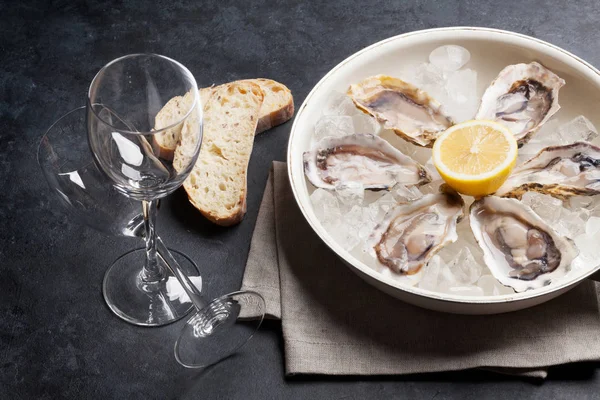 牡蛎、 柠檬和葡萄酒的眼镜 — 图库照片