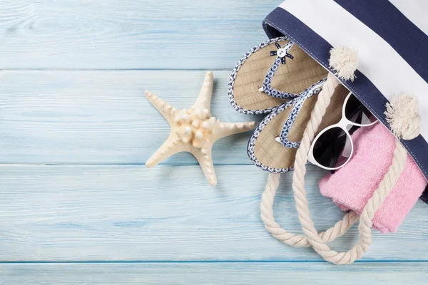 Tas, handdoek, zonnebrillen en slippers — Stockfoto