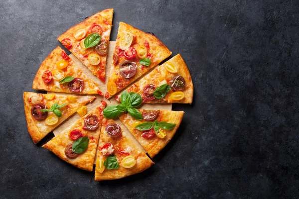 Pizza paradicsommal, mozzarellával, bazsalikom — Stock Fotó