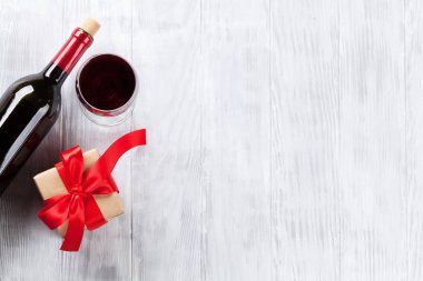 Kırmızı şarap ve hediye kutusu