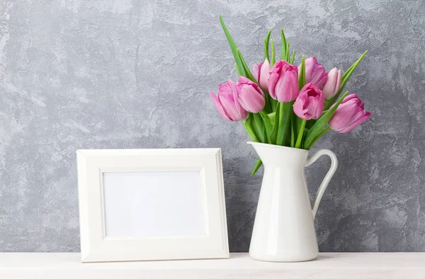 ピンクのチューリップの花束と写真フレーム — ストック写真