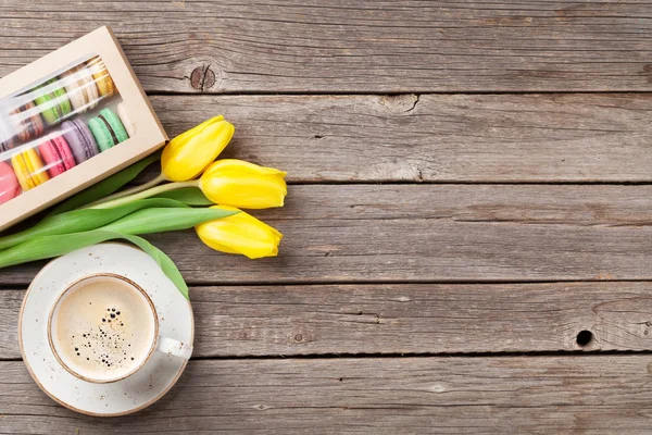 Macarons, tasse à café et tulipes — Photo