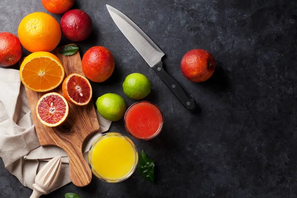 Färska citrusfrukter och juice — Stockfoto