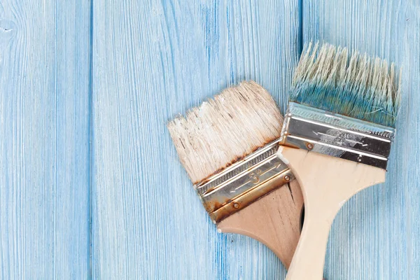 Mavi ahşap üzerinde Boya fırçaları