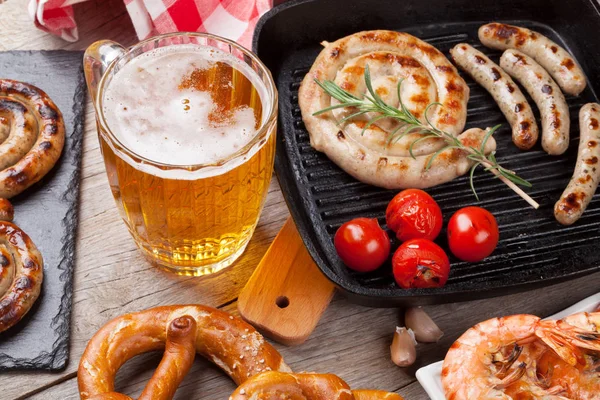 Birra, gamberetti, salsicce e pretzel — Foto Stock