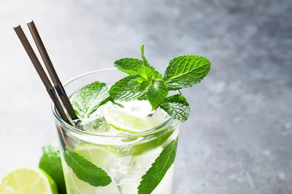 Mojito cocktail on table — Stock Photo, Image