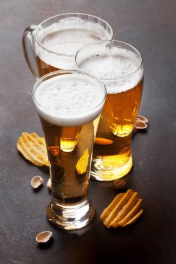 bira bardağı ve aperatifler