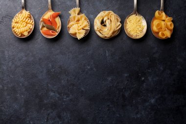 Çeşitli makarna üzerine kaşık