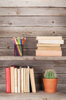 Ahşap raflardaki eski kitaplar