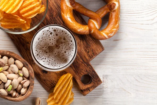 Ölglas och snacks — Stockfoto