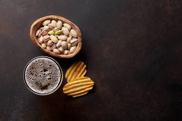 Caneca, nozes e batatas fritas — Fotografia de Stock