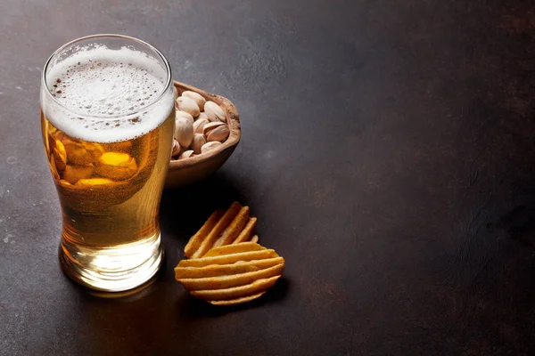 Becher, Nüsse und Chips — Stockfoto