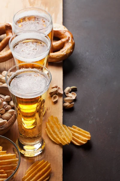 Tazas de cerveza y bocadillos — Foto de Stock