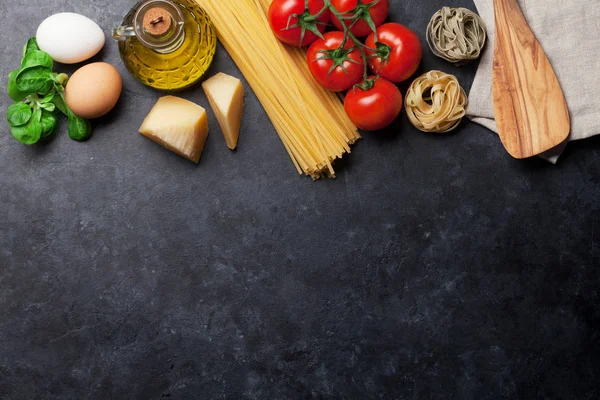 Pasta e ingredientes en la mesa —  Fotos de Stock