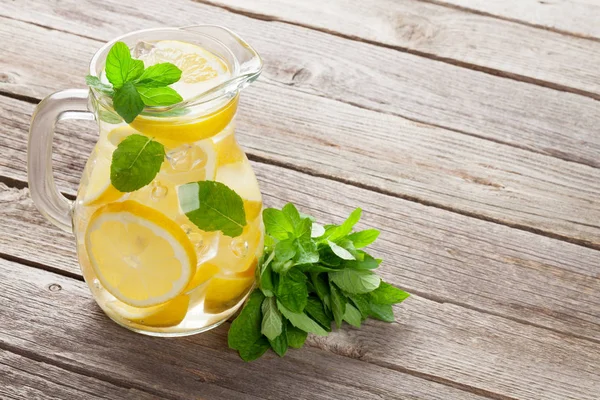 Limonada con limón, menta y hielo —  Fotos de Stock