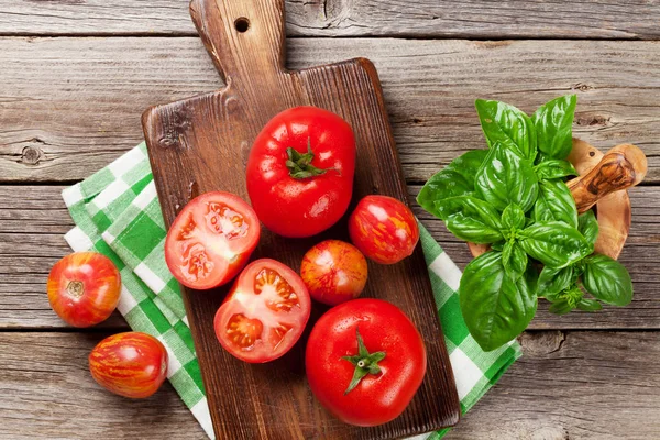 Tomates frescos de jardín maduros —  Fotos de Stock