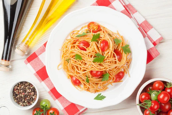 Spagetti makarna domates ile — Stok fotoğraf