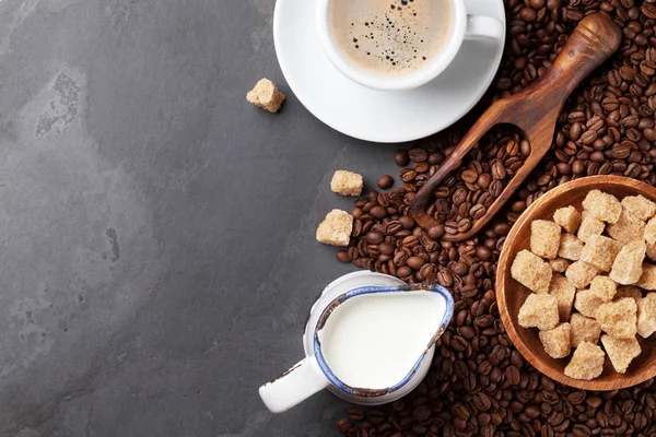 Šálek kávy, boby a cukr — Stock fotografie