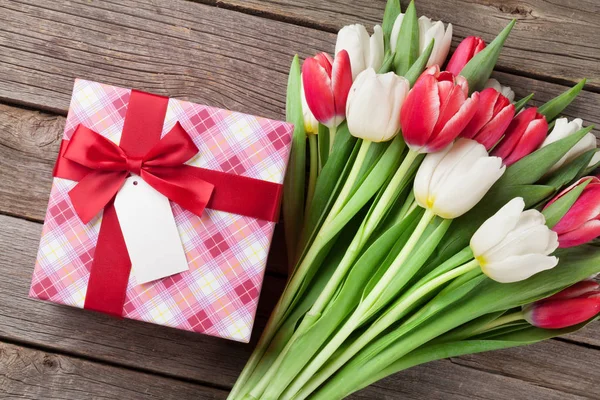 Tulips bouquet and gift box — Stock Photo, Image