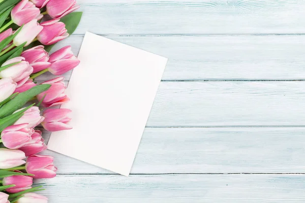 Tarjeta de felicitación con tulipanes rosados — Foto de Stock