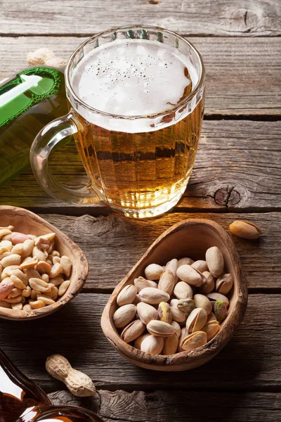 Taza de cerveza y bocadillos — Foto de Stock