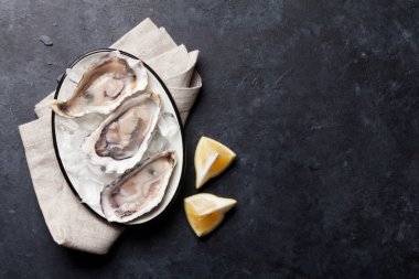 İstiridye ve buz üzerinde limon