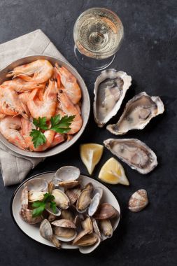 Taze deniz ürünleri ve beyaz şarap