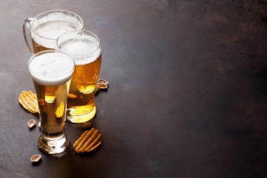 bira bardağı ve aperatifler