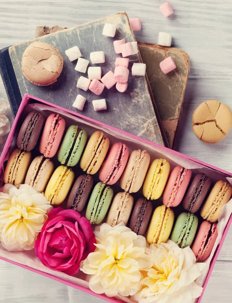 Macarons in box and books — Stock Photo, Image