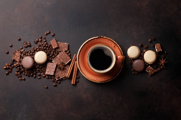 Taza de café, chocolate y macarrones — Foto de Stock