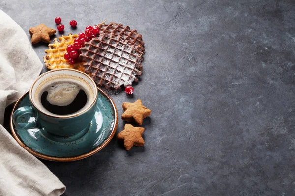 Café e waffles com bagas — Fotografia de Stock