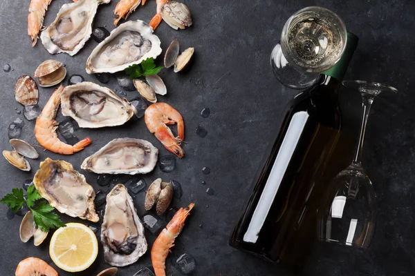 Oysters, prawns and shells — Stock Photo, Image