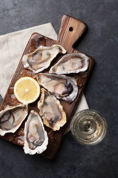 Ostras, hielo, limón y vino — Foto de Stock