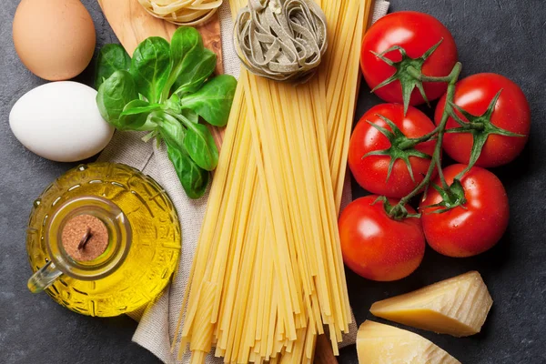 Pasta och ingredienser på bord — Stockfoto