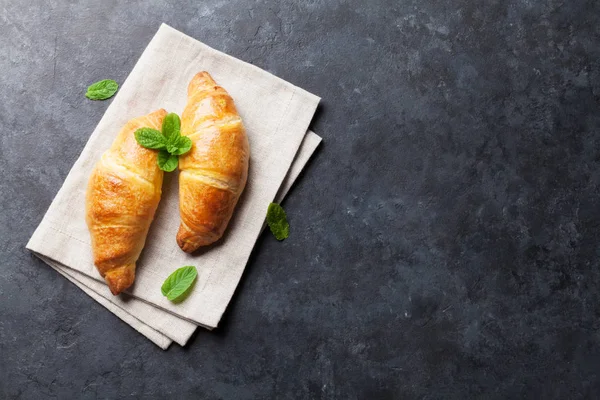 Két friss croissant-t — Stock Fotó