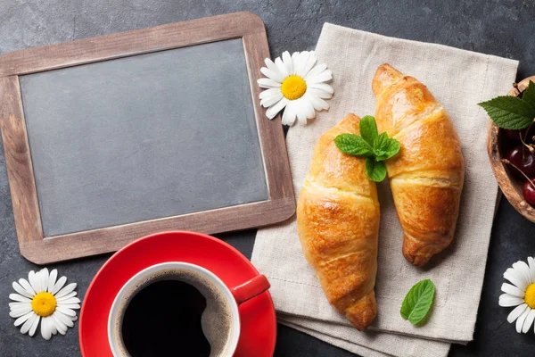 Tafel, Croissants und Kaffeetasse — Stockfoto