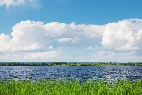 Paisaje con río y cielo — Foto de Stock