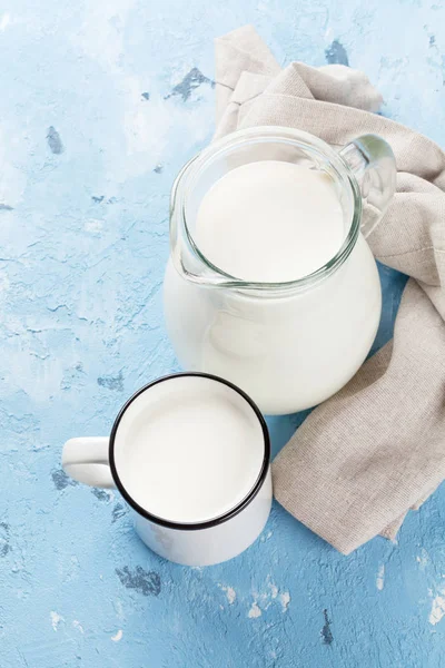 Jarra y taza de leche —  Fotos de Stock