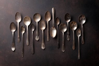 Taş Masa üzerinde eski vintage kaşık