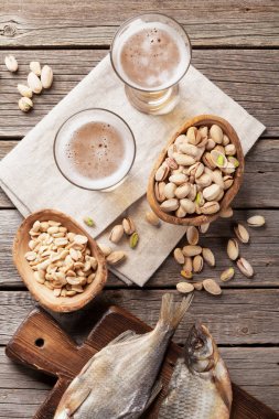 bira bardağı ve aperatifler