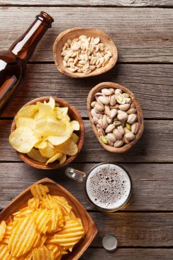 bira bardağı ve aperatifler