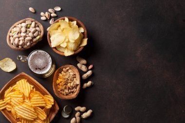 bira bardağı ve aperatifler